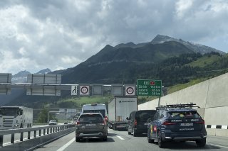 Ce dimanche, l'embouteillage à l'entrée sud du tunnel (ici à Airolo) n'avait pas grand-chose à envier à celui de l'entrée nord.